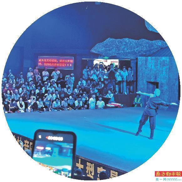 景区入口排长队 方丈室未开放