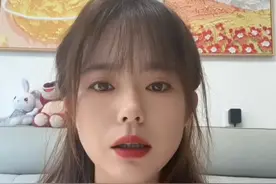 “给上课爱说话的学生戴小蜜蜂”，女老师回应：迫于压力，选择辞职图片