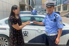 交警捡到身份证 及时归还解民忧图片