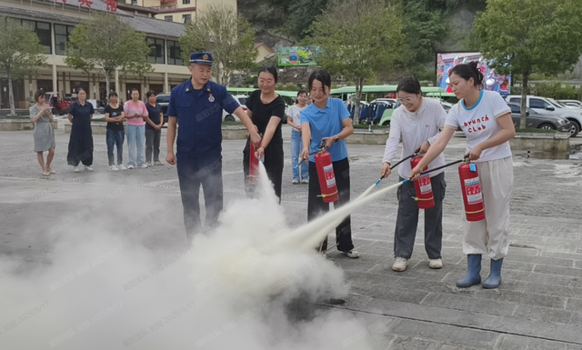 保康：消防培训进景区 筑牢国庆安全线