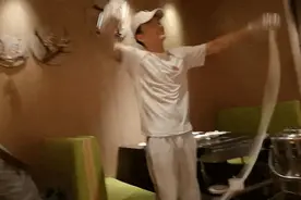 从中国火到海外！新加坡海底捞员工跳起了“科目三”，引起网民热议，官方回应来了图片