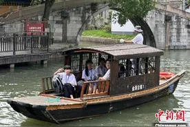 华裔青少年走进金泽古镇：一舟一桨，摇的都是上海故事图片