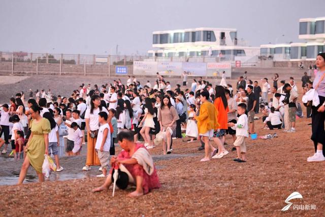 日照：人潮占领海岸线！市民游客齐聚灯塔景区
