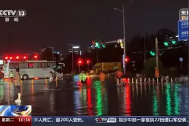 河南郑州昨晚突降暴雨 多部门连夜抢险排涝图片