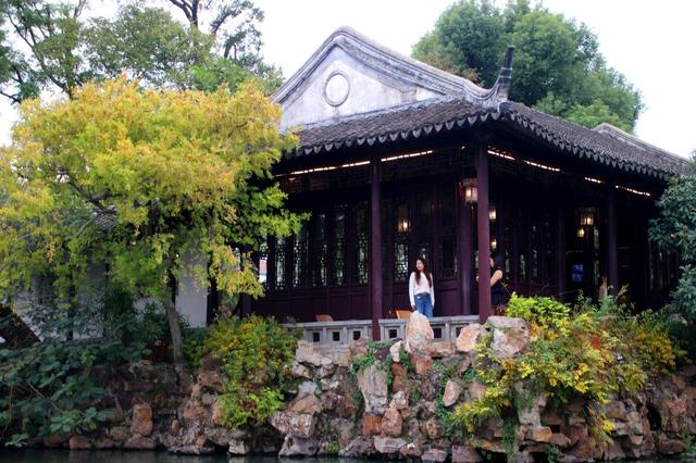 江苏苏州：沧浪亭色彩斑斓秋色美