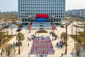 雷军回仙桃中学演讲，幽默调侃自己：“仙桃普通话”是浓浓的仙桃烙印图片