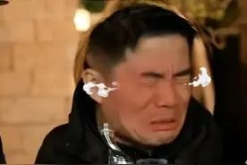 董宇辉喝白花蛇草水表情瞬间失控，当地网友：跟烟灰缸的水一个味图片