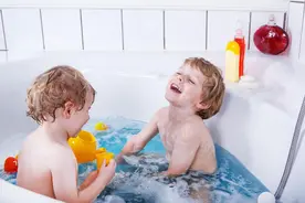 各年龄段洗澡有讲究图片