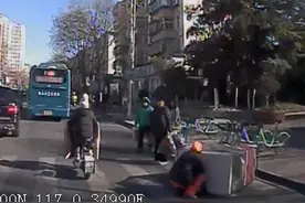 三轮车歪倒扶不起来？原来车里还有人图片