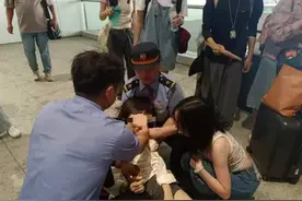 女大学生在高铁站台突然晕倒，铁路工作人员伴其左右暖心施援图片