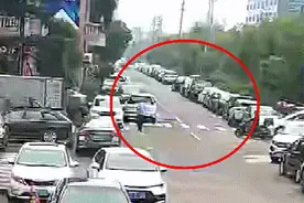 街头一车辆突冒白烟，民警竟从车底扯出一大坨布料！车主速自查！图片