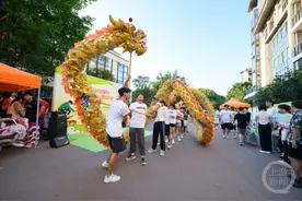重庆一高校迎新在宿舍门口舞龙图片