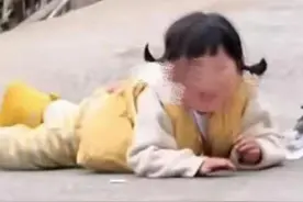 4岁千万粉丝网红“瑶一瑶”被绊倒痛哭，被质疑是摆拍图片
