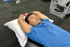 用这个姿势睡觉，真香，但身体很快就废了！快来自查↘图片