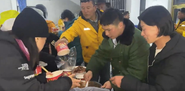 西藏定日受降雪影响游客得到妥善安置