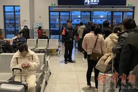 ​候车室捡到手提包 铁路民警多方找到失主图片