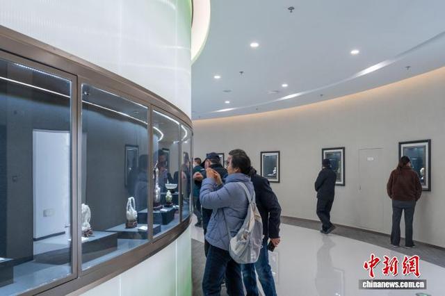 中国扬州玉器博物馆开馆揖客 参观者近距离触摸千年玉脉