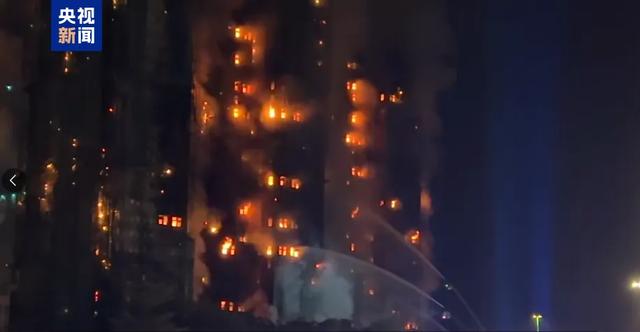 香港火灾已致14死!数百居民登记家属失联,殉职消防员身份公布!李家超发声