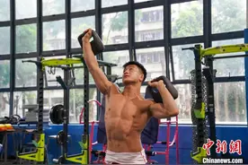 广西摔跤运动员备战巴黎奥运会图片