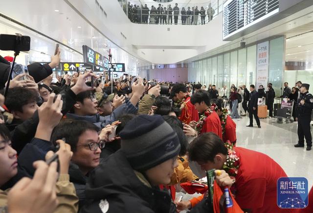 U23国足抵达北京，大批球迷到机场迎接