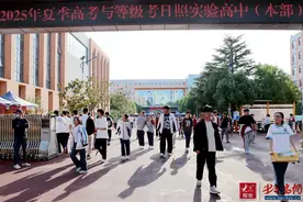 山东2025年夏季高考圆满落幕，日照18425名学子交卷  日照实验高中师生家长温情话别见证成长图片