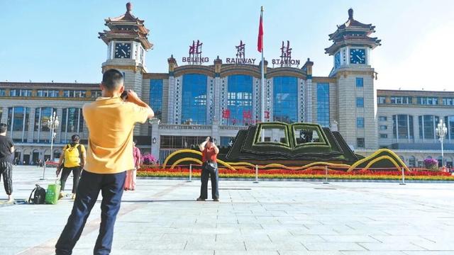 北京市部分火车站地区主题花坛盛装亮相！“国门印象”邀您共赏——