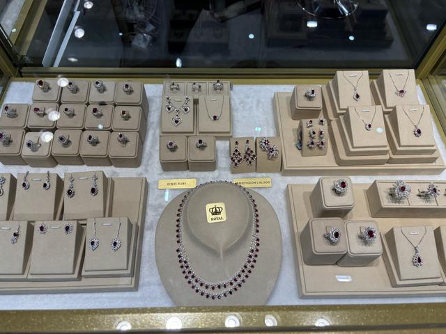 黄金、钻石产业转型升级进行时，实探进博会的“闪亮生意”