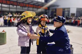 消防员进校园，安全教育“零距离”图片