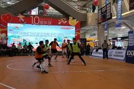 三人篮球进商圈 激情对决燃起来图片