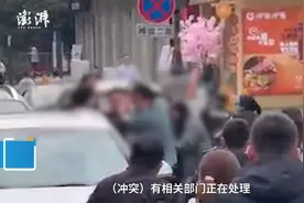 网传游客在武汉大学开车鸣笛与学生爆发肢体冲突，多方回应图片
