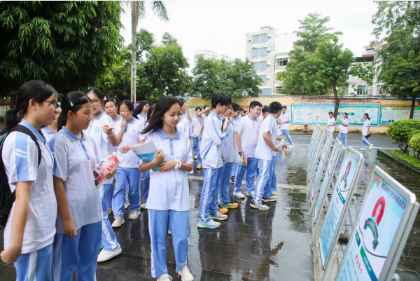 “穿越时空，对话东坡”微话剧走进澄迈中学