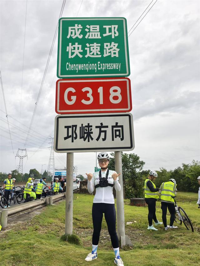 打工筹措旅行费  湖北女生23天骑行川藏线体验雪域大美