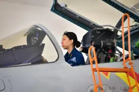 指挥调度航母舰载机，她一路追梦冲锋图片