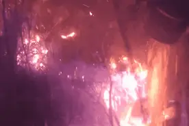 男子手拿桶装水“勇斗”大火，情侣求婚竟是引火的“罪魁祸首”？图片