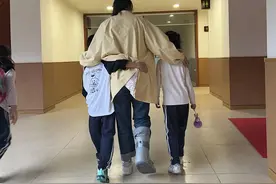 脚伤不下讲台，孩子们轮流照顾成“团宠”，师生双向奔赴的爱真的很好磕图片