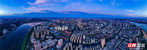 一江碧水穿城过，两岸风华尽揽——这是株洲独有的浪漫拼图