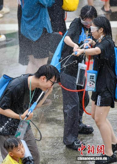 海南保亭：数万民众嬉水狂欢庆“七夕”