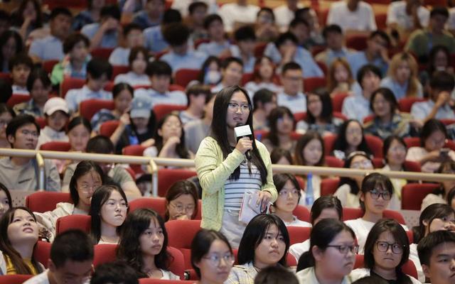 “没钱不行”，文化学者马未都走进中央财大带师生从“钱”看历史
