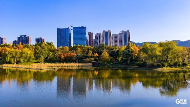 深秋时节，碧水彩林相映美