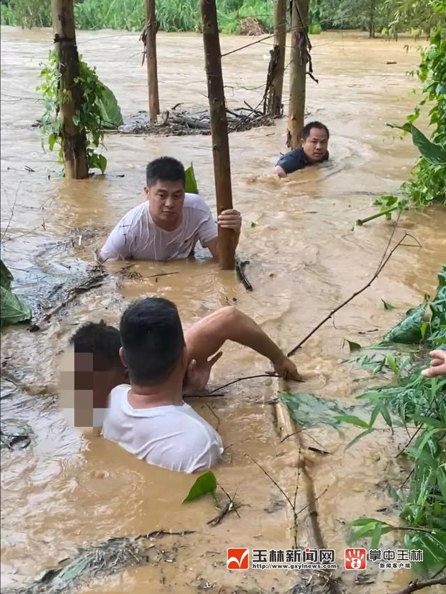村民遇洪水险被淹没 干群联手救援