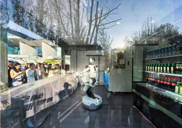 “机器人小卖部”落地海淀，银河太空舱“十城百店”计划启动