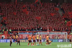 中国队出场热身，球场飘起中国红图片