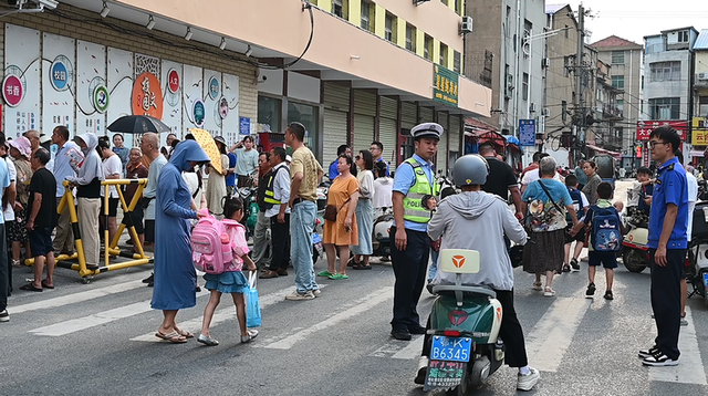 “蓝城管”护学“蓝校服”
