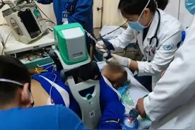 门、急诊共接诊患者6.1万余人次，收治入院患者3379人次……青大附院医护团队国庆假期奋战“医”线图片