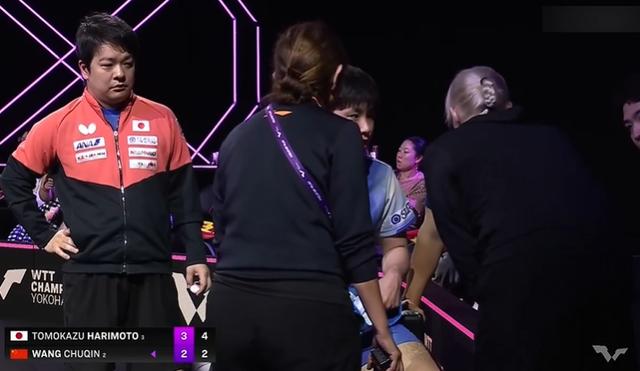 剧情拉满了！张本智和第6局4-2领先时腿部受伤，申请医疗暂停！