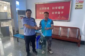 太热了！市民垂钓时救助 “怪鸟”，“送医”后发现竟是中暑图片