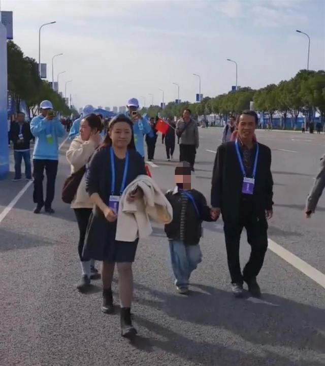 2025南昌飞行大会开幕，“鸡排哥”空降现场，家属：今天观看飞行表演，11月1日出摊