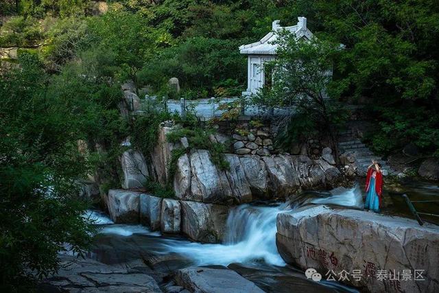 泰山雨霁：云雾织仙境，霞光染群峰，这泼墨山水里藏着夏日最治愈的奔赴