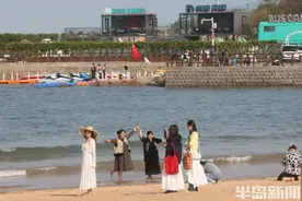 晴好天气，海边游人如织图片