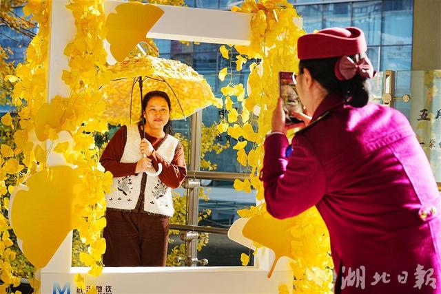 地铁站遇见金色浪漫！三阳路银杏进入最佳观赏期